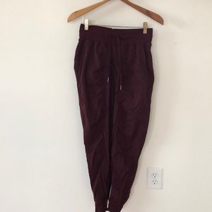 Lululemon Dance Studio Jogger Size 4 - burgundy/garnet